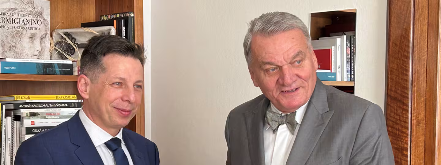 EFI director presents the mayor of Prague with the award