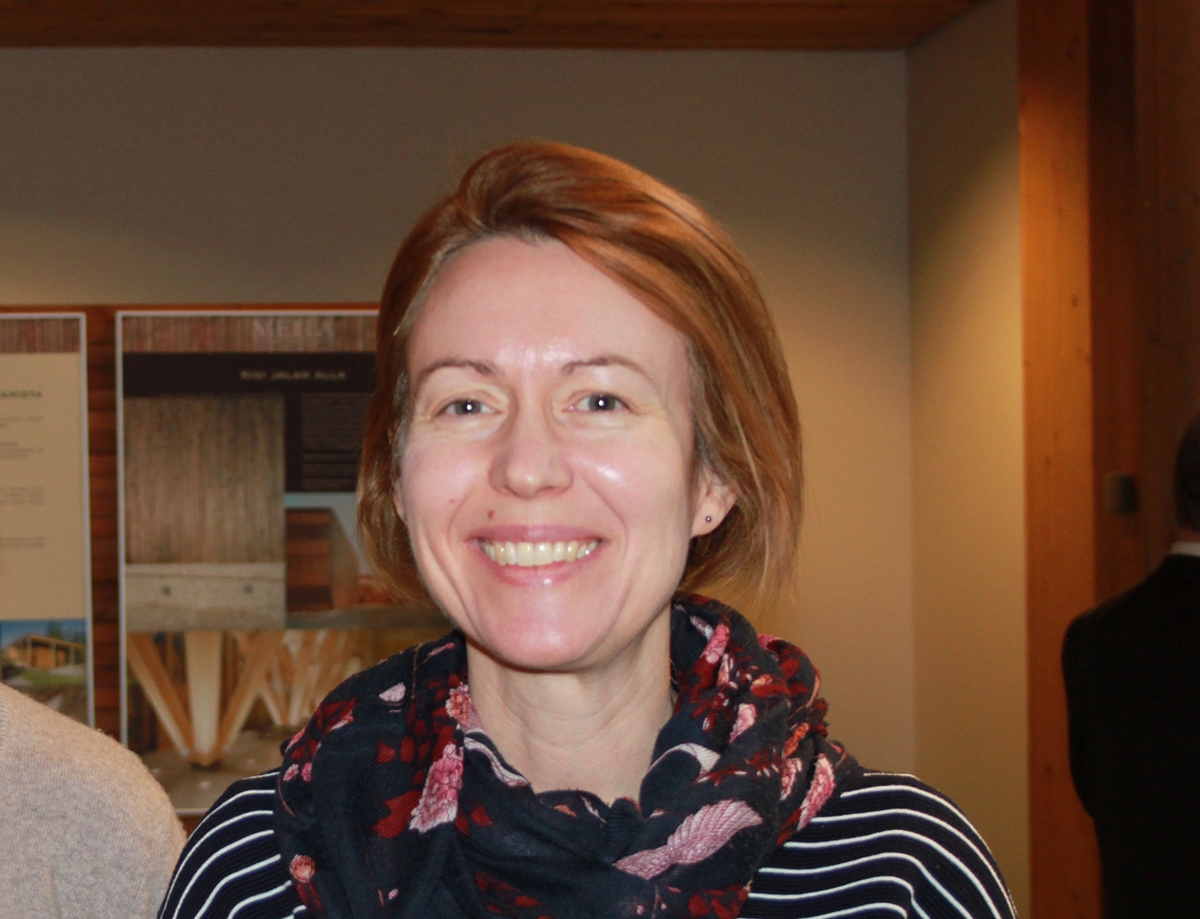 Пялится на девушку. Цестал кэт со вкусом печени 1 таб(8). Кэт коллинг. Зовите меня кэт 2021. Кэт коллинг.