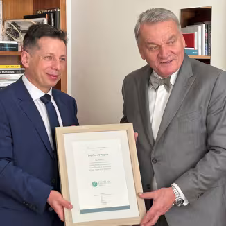 EFI director presents the mayor of Prague with the award