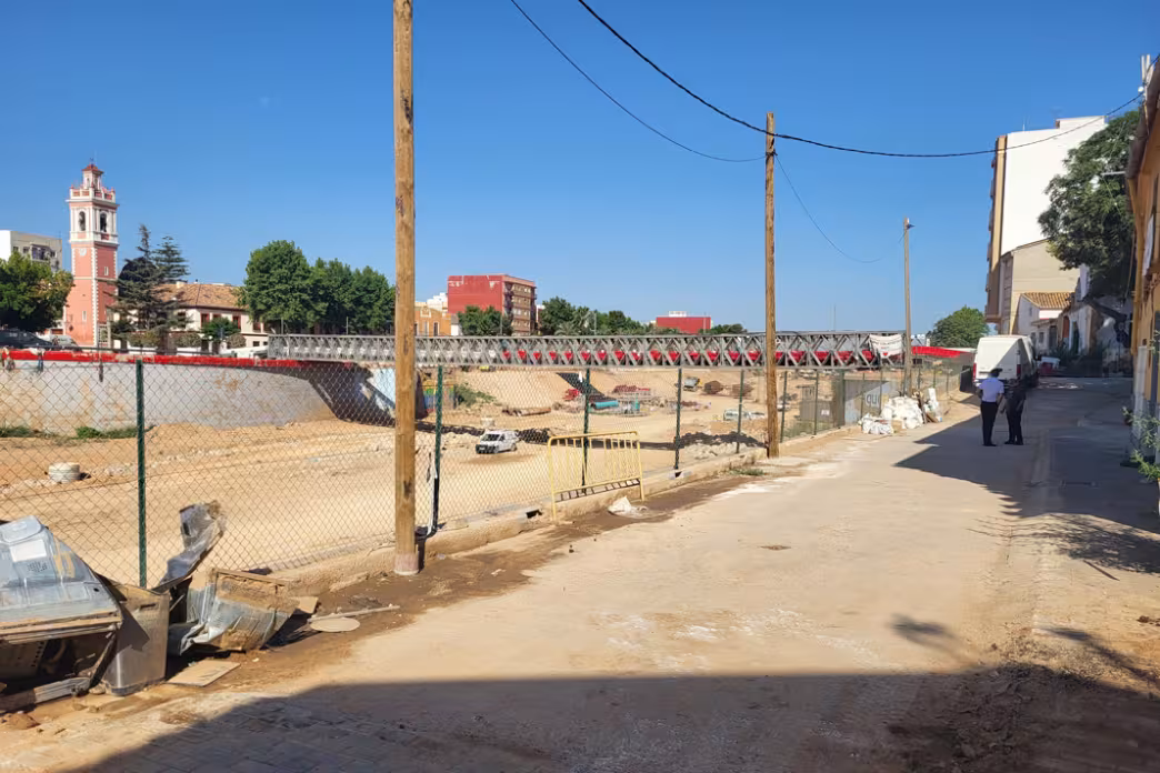 Photo of temporary bridge built by the military in Picanya, and behind new bridge under construction.
