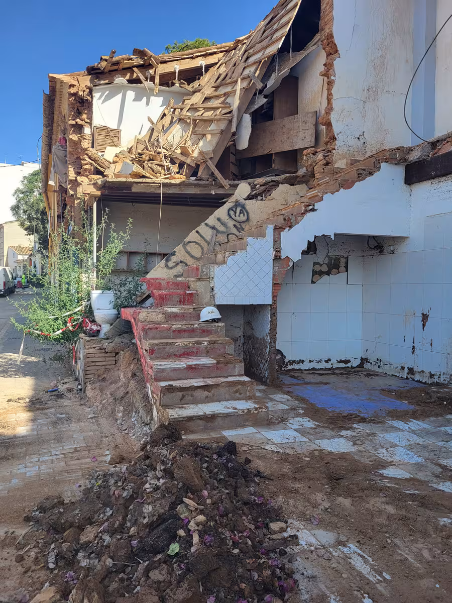 Photo of a building destroyed on the side of the river in Picanya.